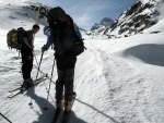 SILVRETTA - OPRAVDOV SKIALPINISTICK RJ - 2011, tyi dny ve sluncem zalitch horch. Pochvala vem astnkm za pohodu a super vkony. Odpoledn siesta byla vdy odmnou za rann vstvn... - fotografie 19