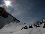 SILVRETTA - OPRAVDOV SKIALPINISTICK RJ - 2011, tyi dny ve sluncem zalitch horch. Pochvala vem astnkm za pohodu a super vkony. Odpoledn siesta byla vdy odmnou za rann vstvn... - fotografie 23