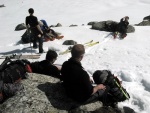 SILVRETTA - OPRAVDOV SKIALPINISTICK RJ - 2011, tyi dny ve sluncem zalitch horch. Pochvala vem astnkm za pohodu a super vkony. Odpoledn siesta byla vdy odmnou za rann vstvn... - fotografie 43