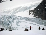 SILVRETTA - OPRAVDOV SKIALPINISTICK RJ - 2011, tyi dny ve sluncem zalitch horch. Pochvala vem astnkm za pohodu a super vkony. Odpoledn siesta byla vdy odmnou za rann vstvn... - fotografie 68