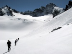 SILVRETTA - OPRAVDOV SKIALPINISTICK RJ - 2011, tyi dny ve sluncem zalitch horch. Pochvala vem astnkm za pohodu a super vkony. Odpoledn siesta byla vdy odmnou za rann vstvn... - fotografie 194