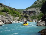 RAFTING EXPEDICE DO ALBNIE 2011, Dalek a exotick zem ns opt pijala vldn s pekrsnou prodou a dobrm poasm. Vodckch zitk bylo hojn, stejn jako gurmnskch a cestovatelskch. Pjemnou partu jet vylepila Danina k - fotografie 33