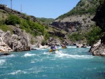 RAFTING EXPEDICE DO ALBNIE 2011, Dalek a exotick zem ns opt pijala vldn s pekrsnou prodou a dobrm poasm. Vodckch zitk bylo hojn, stejn jako gurmnskch a cestovatelskch. Pjemnou partu jet vylepila Danina k - fotografie 35