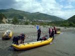 RAFTING EXPEDICE DO ALBNIE 2011, Dalek a exotick zem ns opt pijala vldn s pekrsnou prodou a dobrm poasm. Vodckch zitk bylo hojn, stejn jako gurmnskch a cestovatelskch. Pjemnou partu jet vylepila Danina k - fotografie 171