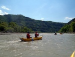 RAFTING EXPEDICE DO ALBNIE 2011, Dalek a exotick zem ns opt pijala vldn s pekrsnou prodou a dobrm poasm. Vodckch zitk bylo hojn, stejn jako gurmnskch a cestovatelskch. Pjemnou partu jet vylepila Danina k - fotografie 187