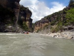 RAFTING EXPEDICE DO ALBNIE 2011, Dalek a exotick zem ns opt pijala vldn s pekrsnou prodou a dobrm poasm. Vodckch zitk bylo hojn, stejn jako gurmnskch a cestovatelskch. Pjemnou partu jet vylepila Danina k - fotografie 254