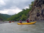 RAFTING EXPEDICE DO ALBNIE 2011, Dalek a exotick zem ns opt pijala vldn s pekrsnou prodou a dobrm poasm. Vodckch zitk bylo hojn, stejn jako gurmnskch a cestovatelskch. Pjemnou partu jet vylepila Danina k - fotografie 274