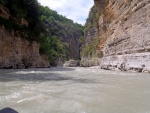 RAFTING EXPEDICE DO ALBNIE 2011, Dalek a exotick zem ns opt pijala vldn s pekrsnou prodou a dobrm poasm. Vodckch zitk bylo hojn, stejn jako gurmnskch a cestovatelskch. Pjemnou partu jet vylepila Danina k - fotografie 282