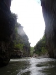 RAFTING EXPEDICE DO ALBNIE 2011, Dalek a exotick zem ns opt pijala vldn s pekrsnou prodou a dobrm poasm. Vodckch zitk bylo hojn, stejn jako gurmnskch a cestovatelskch. Pjemnou partu jet vylepila Danina k - fotografie 289