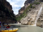 RAFTING EXPEDICE DO ALBNIE 2011, Dalek a exotick zem ns opt pijala vldn s pekrsnou prodou a dobrm poasm. Vodckch zitk bylo hojn, stejn jako gurmnskch a cestovatelskch. Pjemnou partu jet vylepila Danina k - fotografie 305