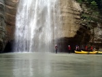 RAFTING EXPEDICE DO ALBNIE 2011, Dalek a exotick zem ns opt pijala vldn s pekrsnou prodou a dobrm poasm. Vodckch zitk bylo hojn, stejn jako gurmnskch a cestovatelskch. Pjemnou partu jet vylepila Danina k - fotografie 314