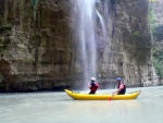 RAFTING EXPEDICE DO ALBNIE 2011, Dalek a exotick zem ns opt pijala vldn s pekrsnou prodou a dobrm poasm. Vodckch zitk bylo hojn, stejn jako gurmnskch a cestovatelskch. Pjemnou partu jet vylepila Danina k - fotografie 348