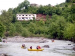 RAFTING EXPEDICE DO ALBNIE 2011, Dalek a exotick zem ns opt pijala vldn s pekrsnou prodou a dobrm poasm. Vodckch zitk bylo hojn, stejn jako gurmnskch a cestovatelskch. Pjemnou partu jet vylepila Danina k - fotografie 411