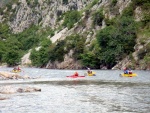 RAFTING EXPEDICE DO ALBNIE 2011, Dalek a exotick zem ns opt pijala vldn s pekrsnou prodou a dobrm poasm. Vodckch zitk bylo hojn, stejn jako gurmnskch a cestovatelskch. Pjemnou partu jet vylepila Danina k - fotografie 417