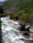 RAFTING EXPEDICE DO ALBNIE 2011, Dalek a exotick zem ns opt pijala vldn s pekrsnou prodou a dobrm poasm. Vodckch zitk bylo hojn, stejn jako gurmnskch a cestovatelskch. Pjemnou partu jet vylepila Danina k - fotografie 459